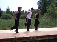 Tele-Gym – Johanna Fellners Fitness-Team demonstriert spezielle Rückenübungen. Von links: Andreas Graf, Clemens Heinle und Matthias Möller.