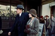 Der fremde Sohn – Nur Reverend Briegleb (John Malkovich, l.) steht Christine (Angelina Jiloe, r.) bei ihrer verzweifelten Suche nach ihrem Sohn zur Seite ...
