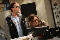 The Big Bang Theory – Um über Penny hinwegzukommen, kommt Leonard (Johnny Galecki, l.) auf die Idee, seine Kollegin Leslie (Sara Gilbert, r.) zu fragen, ob sie mit ihm ausgehen möchte. Und er hat Erfolg ...