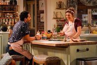 Call Me Kat – Oscar (Christopher Rivas, l.); Kat (Mayim Bialik, r.)