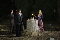 The Mentalist – In ihrem neuen Fall stoßen Kendall Cho (Tim Kang, l.), Teresa Lisbon (Robin Tunney, 2.v.l.) und Patrick Jane (Simon Baker, 2.v.r.) auf Tamzin Dove (Azura Skye, r.), die sich selbst als Hexe bezeichnet ...