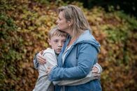 The Bay – Nachdem der Mörder gefasst wird, und nun die Suche nach dessen Auftragsgeber beginnt, macht sich Oliver Marshbrook (Leo Ashton) große Sorgen um seine Mutter Rose Marshbrook (Sharon Small).
