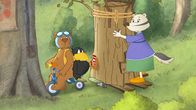 Der kleine Rabe Socke – Beinahe wäre Frau Dachs mit ihrem fahrenden Baum mit Eddi und Socke kollidiert.