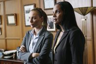 Castle – Haben die beiden Sekretärinnen Nicole Cameron (Shari Headley, r.) und Scarlett Price (Michaela McManus, l.) einen Hinweis auf den Mörder von ihrem Chef Jack Buckley?