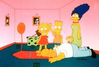 Die Simpsons – (1. Staffel) - Lisa (l.) und Bart (2.v.l.) sind ihrem Vater Homer (vorne) wieder mal haushoch überlegen. Da kann sich Mutter Marge (r.) nur wundern.