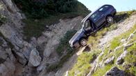 Der Bergdoktor – Der Wagen rutscht ab und stürzt mit seinen Insassen in die Tiefe.