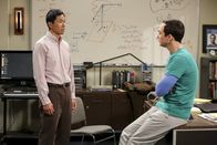 The Big Bang Theory – Tam Nguyen (Robert Wu, l.); Sheldon (Jim Parsons, r.)