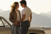 Top Gun: Maverick – Maverick Liebespaar: Penny Benjamin (Jennifer Connelly, l.); Pete "Maverick" Mitchell (Tom Cruise, r.)