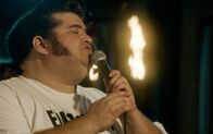 Hawaii Five-0 – Als bei einem Elvis-Contest der Favorit plötzlich auf der Bühne zusammenbricht und stirbt, glaubt Jerry (Jorge Garcia), dass der diamantenbesetzte Overall des Opfers etwas mit dem Mord zu tun haben könnte. Doch soll er damit Recht behalten?; Als bei einem Elvis-Contest der Favorit plötzlich auf der Bühne zusammenbricht und stirbt, glaubt Jerry (Jorge Garcia), dass der diamantenbesetzte Overall des Opfers etwas mit dem Mord zu tun haben könnte. Doch soll er damit Recht behalten?