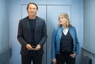 In aller Freundschaft – Petra Minou (Birge Schade) ist zu einer Untersuchung in der Sachsenklinik. Auf keinen Fall will sie Dr. Martin Stein (Bernhard Bettermann), dem Ex-Freund ihrer Tochter, begegnen. Doch das hat sich gleich im Fahrstuhl erledigt. Also gibt sie sich rege Mühe ihm diese unfreiwillige Begegnung noch unangenehmer zu machen, als sie eh schon ist.
