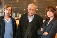 Wilsberg – Ekki (Oliver Korittke, l.), Georg Wilsberg (Leonard Lansink, M.) und Alex (Ina Paule Klink, r.) blicken skeptisch auf das Geschehen.