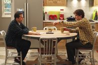 Two and a Half Men – Während Walden (Ashton Kutcher, r.) von seinem Sexleben mit Zoey enttäuscht ist, glauben Jake und Eldridge, dass sie Zwillinge werden, sollten Alan (Jon Cryer, l.) und Lyndsey heiraten ...