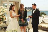 Two and a Half Men – Der große Moment ist gekommen: Gretchen (Kimberly Williams-Paisley, l.) und Alan (Jon Cryer, r.) geben sich vor Jennys (Amber Tamblyn, M.) Augen das Ja-Wort ...