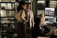 Numb3rs - Die Logik des Verbrechens – Versuchen einen neuen Fall aufzudecken: Nikki (Sophina Brown, l.), Amita (Navi Rawat, 2.v.r.), (Peter MacNicol, r.) und Charlie (David Krumholtz, 2.v.l.) ...