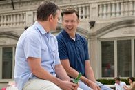 Downsizing – L-R: Paul Safranek (Matt Damon) und Dave Johnson (Jason Sudeikis)