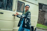neoriginal: Generation Z – Karen (T'Nia Miller) macht sich Sorgen um ihre Tochter Billy, die vom Militär gesucht wird.