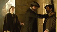Grand Hotel – Alicia Alarcón (Amaia Salamanca, l.) und Julio Olmedo (Yon González, m.)