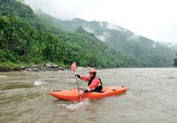 Expedition Himalaja – Fährtenleser Steve Bachshall will in einem Flusstal nach Tigerspuren suchen. Dafür muss er sein Kajak durch die hinterhältigen Strömungen des Drangme Chu im Osten Bhutans lenken.