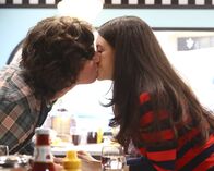 The Middle – Axl (Charlie McDermott, l.); Lexie Brooks (Daniela Bobadilla, r.)