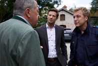 Die Rosenheim-Cops – Die Kommissare Hofer (Joseph Hannesschläger, l.) und Hansen (Igor Jeftic, M.) sprechen mit Polizist Mohr (Max Müller, r.) über den Tathergang.