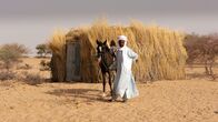 Universum: Extrem! – Mann des Kanuristammes mit seinem wertvollsten Besitz, seinem Pferd. Indil, Sahel, Niger.