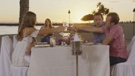 Hawaii Five-0 – Ein romantischer Valentinstag wartet auf die Verliebten: Steve (Alex O'Loughlin, 2.v.r.) und Lynn (Sarah Carter, 2.v.l.) und Danny (Scott Caan, r.) und Melissa (Lili Simmons, l.) ...