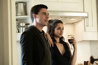 Montagskino im ZDF: Tiefe Wasser – Melinda (Ana de Armas) stellt Tony (Finn Wittrock) als ihren alten und neuen Freund vor.
