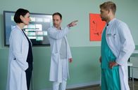 In aller Freundschaft – Dr. Kai Hoffmann (Julian Weigend, mi.) macht Mikko Rantala (Luan Gummich, re.) dafür verantwortlich, dass ein Patient eine lebensnotwendige OP abgelehnt und somit sein Todesurteil unterschrieben hat. Es kommt zu einem Konflikt zwischen Prof. Maria Weber (Annett Renneberg, li.), die Mikkos Vorgehen nachvollziehen kann, und Kai, der das Eingreifen des jungen Arztes als falsch empfindet.