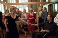 Weissensee – ARD WEISSENSEE, IV. Staffel (6 neue Folgen), Folge 22 "Blühendes Land" Uhr im Ersten. Ungeahntes Beziehungsglück: Falk (Jörg Hartmann, r.) und Petra (Jordis Triebel, l.) beim Tanzen.