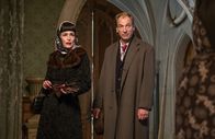 Das krumme Haus – Magda Leonides (Gillian Anderson), Schauspielerin, mit ihrem Mann Philip Leonides (Julian Sands), von Beruf Historiker und ein Sohn des Opfers.