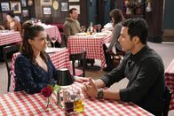 Crazy Ex-Girlfriend – Rebecca (Rachel Bloom, l.); Greg (Skylar Astin, r.)