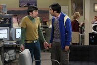 The Big Bang Theory – Raj (Kunal Nayyar, M.) kann nicht fassen, dass Howard (Simon Helberg, l.) Bernadette (Melissa Rauch, r.) zu einer Nacht am Teleskop mitgebracht hat ...