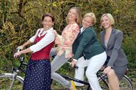 Vier Frauen und ein Todesfall – L-R: Julie (Adele Neuhauser), Sabine (Martina Poel), Maria (Brigitte Kren), Lola (Julia Stinshoff).