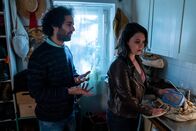 WIR – Mel (Natalia Rudziewicz) und Emre (Erol Afsin) streiten sich.