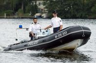 WaPo Berlin – Wolf Malletzke (Christoph Grunert, r.) und Fahri Celik (Hassan Akkouch, l.) mit dem Polizeiboot auf dem Weg zur Ruderstrecke Grünau - die Olympionikin Dagmar Ehwald wurde tot im Wasser gefunden.