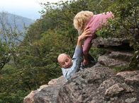 Der Schwarzwaldhof – ARD DER SCHWARZWALDHOF, Deutschland 2008, Regie Matthias Tiefenbacher Uhr im Ersten. Vergeblich versucht Veronika (Saskia Vester) ihren Mann Curt (Simon Licht) vor dem Absturz zu retten.