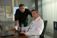 Der Bergdoktor – Um seiner Patientin helfen zu können, benötigt Dr. Martin Gruber (Hans Sigl, l.) die Hilfe seines Kollegen und Freundes Dr. Alexander Kahnweiler (Mark Keller, r.).