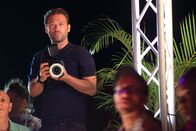 Death in Paradise – Jay Crocker (Paul Nicholls) fotografiert die Models auf dem Laufsteg.