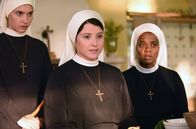Um Himmels Willen – Die Novizinnen Sina (Romina Küper, l.) und Lela (Denise M'Baye, r.) sorgen sich um Claudia (Mereike Lindenmeyer, M.). Irgendetwas stimmt nicht mit ihr.