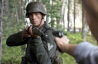 Der Überläufer – Walter Proska (Jannis Niewöhner) wird im Wald überrascht. Weitere Fotos auf Anfrage.