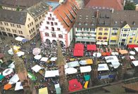 Märkte - Im Bauch von … – An den 160 Ständen des Münstermarktes rund um die gothische Kirche finden Einheimische und Besucher das, was in der Region gefischt, angebaut und geerntet wird.