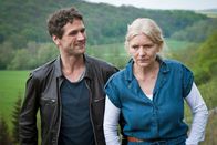 Akte Ex – ARD/HEITER BIS TÖDLICH - AKTE EX, neue Krimiserie (8 Folgen), Folge 2 "Mord50 Uhr im Ersten Mord am Weinberg: Kommissar Lukas Hundt (Oliver Frankck, l.) bringt Elli (Rita Feldmeier, r.) mit seinen Fragen nach ihrem Alibi in Verlegenheit.