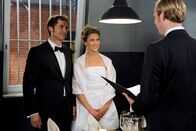 Rote Rosen – ARD ROTE ROSEN FOLGE 1083 Uhr im ERSTEN. Hochzeit: Nadines (Hanna Lütje, M.) größter Wunsch geht in Erfüllung, als Falk (Guido Broscheit, l.) ihr vor dem Standesbeamten (Komparse) das Ja-Wort gibt.