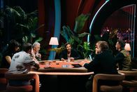 Das Duell um die Geld – (im Uhrzeigersinn) Klaas Heufer-Umlauf; Pati Valpati; Michael Mittermeier; Max Giesinger; Joko Winterscheidt; Oliver Kalkofe