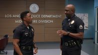 The Rookie – Officer Aaron Thorsen (Tru Valentino, l.) teilt Officer Grey (Richard T. Jones, r.) mit, dass er Detective werden möchte.