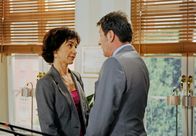 Rote Rosen – ARD ROTE ROSEN FOLGE 1286 Uhr im ERSTEN. Merle (Anja Franke, l.) muss akzeptieren, dass Gunter (Hermann Toelcke, r.) auch nicht aus Freundschaft zu Susann, auf die Konventionalstrafe verzichten kann.
