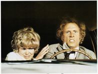 Familiengrab – Wahrsagerin Blanche Tyler (Barbara Harris, l.) und Taxifahrer George Lumley (Bruce Dern, r.) müssen sich mit kleinen Gaunereien über Wasser halten, denn die beiden sind völlig pleite. Als sie den Auftrag erhalten, einen Erben ausfindig zu machen, wittern sie ihre Chance. Eine fatale Fehleinschätzung ...