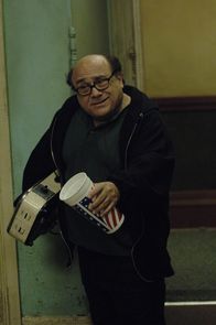 It's Always Sunny in Philadelphia – Frank (Danny DeVito) sorgt sich um Dennis, da der einem frisch entlassenen Sexualstraftäter sehr ähnlich sieht ...