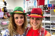 Verrückt nach Meer – Porto Belo in Brasilien. Ausflug nach Blumenau mit Christine Spindler (links) und Lisa Forster. Weiteres Bildmaterial finden Sie unter www.br-foto.de.