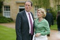 Lewis – Die Pathologin Dr. Laura Hobson (Clare Holman, r.) freut sich, dass ihr Lebensgefährte DI Robert Lewis (Kevin Whately, l.) wieder Freude an seiner Arbeit gefunden hat.